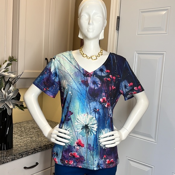 New medium Tshirt - Picture 2 of 5